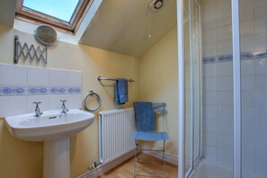 Baignoire, sèche-cheveux, serviettes fournies