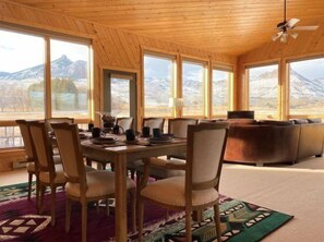 Dining - Pinnacle of Wapiti- On the Way to Yellowstone, Large Family Home, close to River Access (Cody)