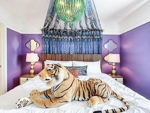 7 عدّة غرف نوم ومكتب ومكواة/لوح كي وسرير سفر