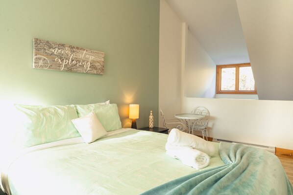 2 bedrooms, iron/ironing board, WiFi, bed sheets