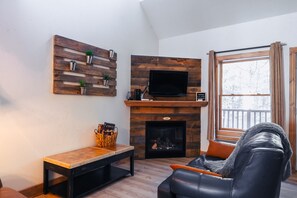 Televisión y chimenea 