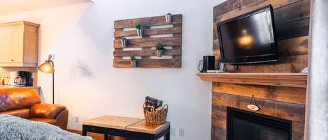 Télévision, cheminée