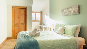 2 bedrooms, iron/ironing board, WiFi, bed sheets