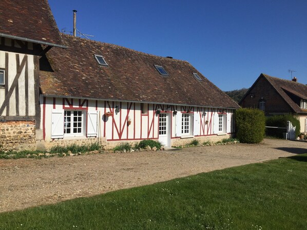 Exterior - Old Norman farmhouse in the Charentonne valley (Bernay, Haute-Normandie)