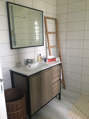 Shower, hair dryer, towels, soap - Old Norman farmhouse in the Charentonne valley (Bernay, Haute-Normandie)