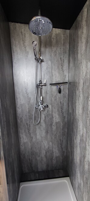 Shower, free toiletries, towels, toilet paper - The Bolt Hole (Saint Merryn)