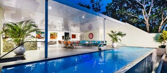 Luxury beachfront-villa Neptune-with infinity pool and fast wifi