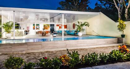 Luxury beachfront-villa Neptune-with infinity pool and fast wifi