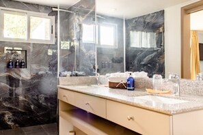 Douche, sèche-cheveux, bidet, serviettes fournies