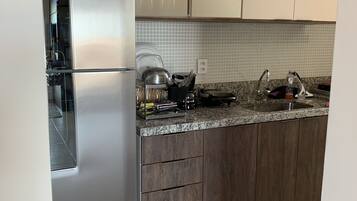 Geladeira, micro-ondas, fogão, cooktop