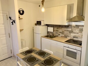 Jääkaappi, mikroaaltouuni, uuni, liesi