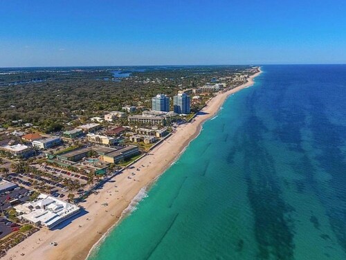Central Beach 2 BR under the oaks on Cardinal Drive; 2 min, walk to beach