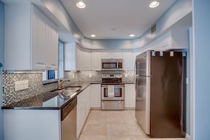 Refrigerador, microondas, horno y parrilla de estufa 