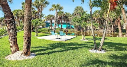 West End Paradise Sanddollar 7 - Quaint Hotel Style Room near the Beach