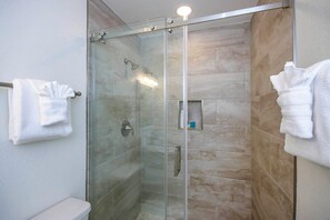 Dusche, Haartrockner, Handtücher