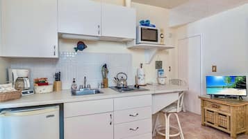 Kühlschrank, Mikrowelle, Herdplatte, Wasserkocher mit Kaffee-/Teezubehör