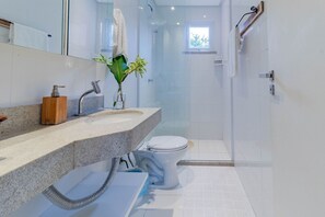 Apartment | Bathroom | Shower, towels, toilet paper
