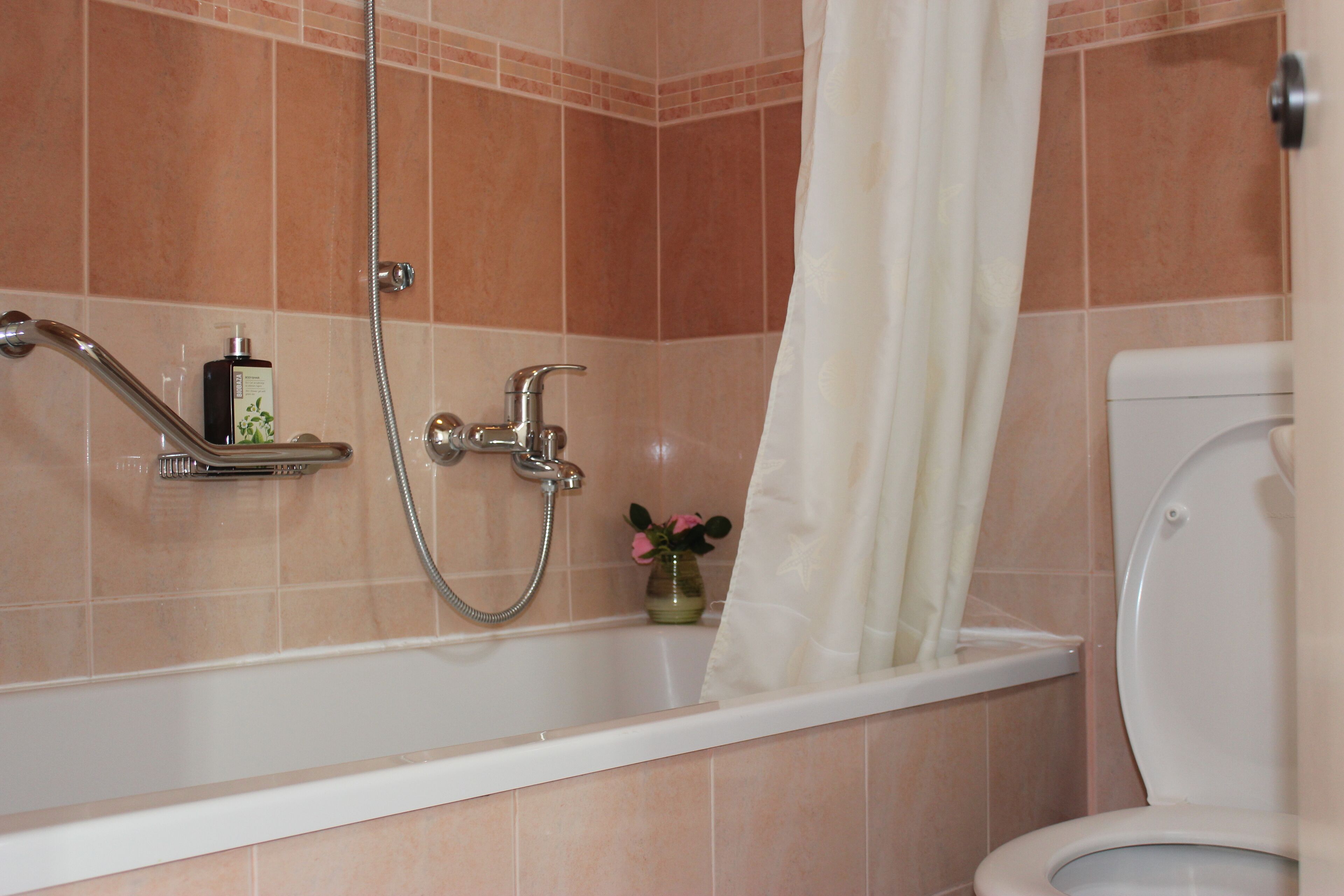 Klassiek appartement | Badkamer | Gratis toiletartikelen, een haardroger, handdoeken, toiletpapier