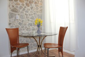 Classic Studio | In-room dining