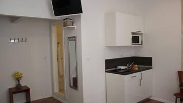 Estúdio clássico | Cozinha privada | Geladeira, micro-ondas, cooktop, cafeteira/chaleira