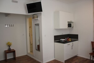 Estúdio clássico | Cozinha privada | Geladeira, micro-ondas, cooktop, cafeteira/chaleira