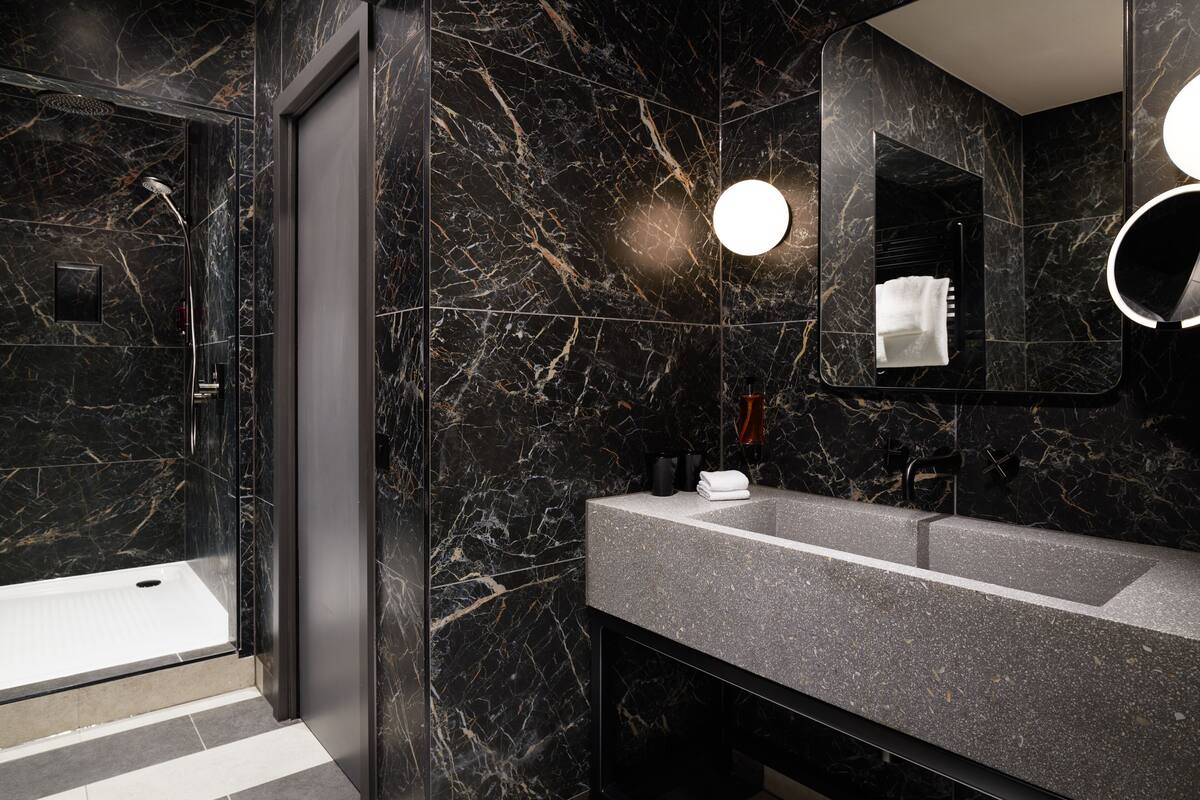 family room | bathroom | free toiletries, hair dryer, towels, soap