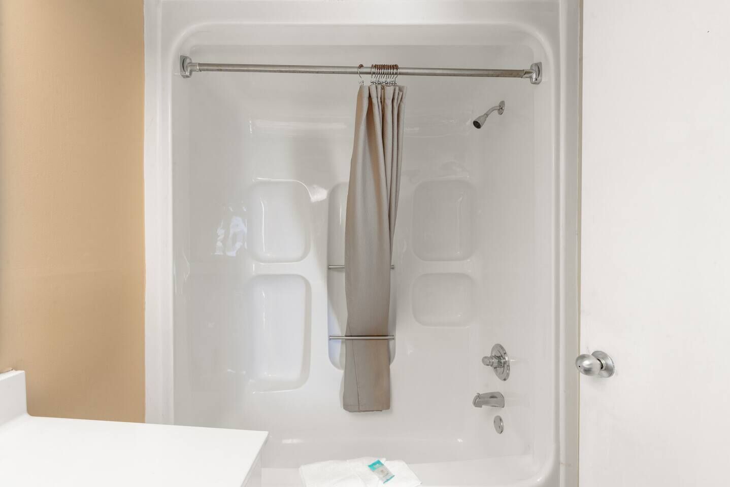Une salle de bain avec une baignoire, une douche et des toilettes.