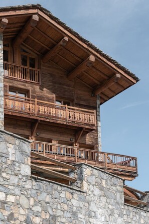 Exterior detail - Spacious Family Chalet in the Heart of Tignes – Stunning Lake and Glacier Views (Tignes)