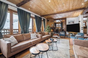 Smart TV, books - Spacious Family Chalet in the Heart of Tignes – Stunning Lake and Glacier Views (Tignes)