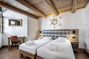 7 camere, una scrivania, ferro/asse da stiro, lenzuola