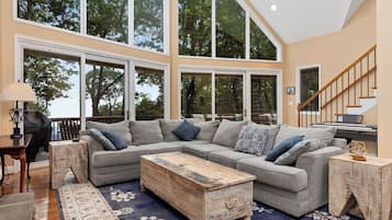 Téléviseur connecté, foyer, jeux vidéo, sélection de films