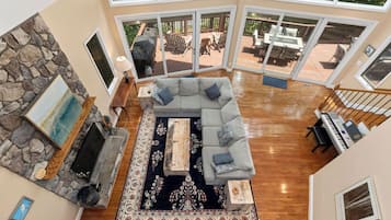 TV connectée, cheminée, jeux vidéo, vidéothèque