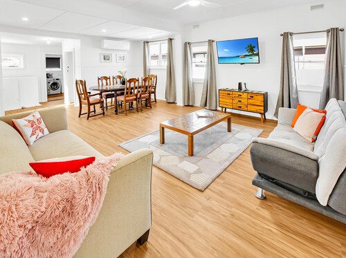 Located in the heart of town, easy walk to the footbridge