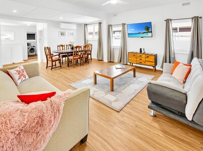 Camellia Cottage: Located in the heart of town, easy walk to the footbridge
