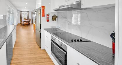 Camellia Cottage: Located in the heart of town, easy walk to the footbridge