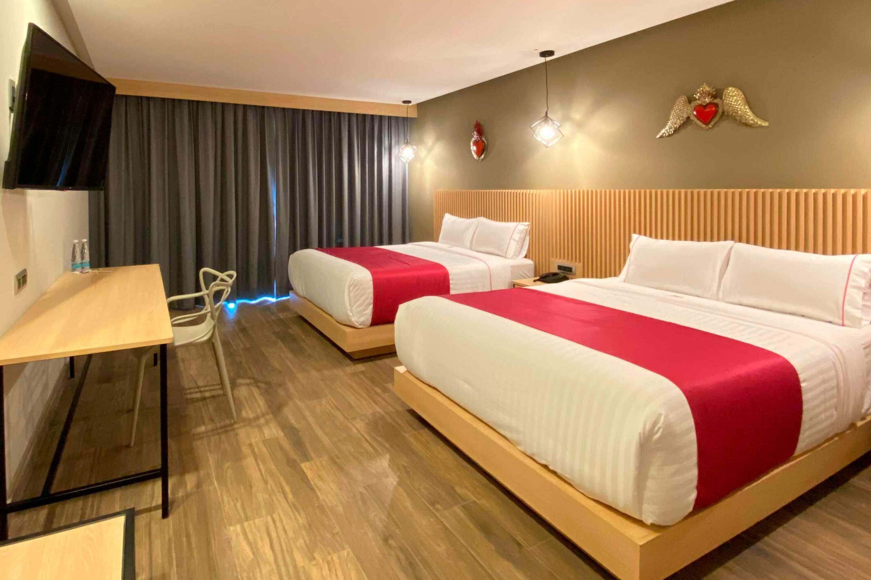 Dundyner, safe på rommet, skrivebord og blendingsgardiner