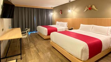 Dundyner, safe på rommet, skrivebord og blendingsgardiner