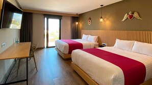 A hotel room with two beds, a desk, and a TV. - Hotel MX más San Miguel de Allende (San Miguel de Allende)