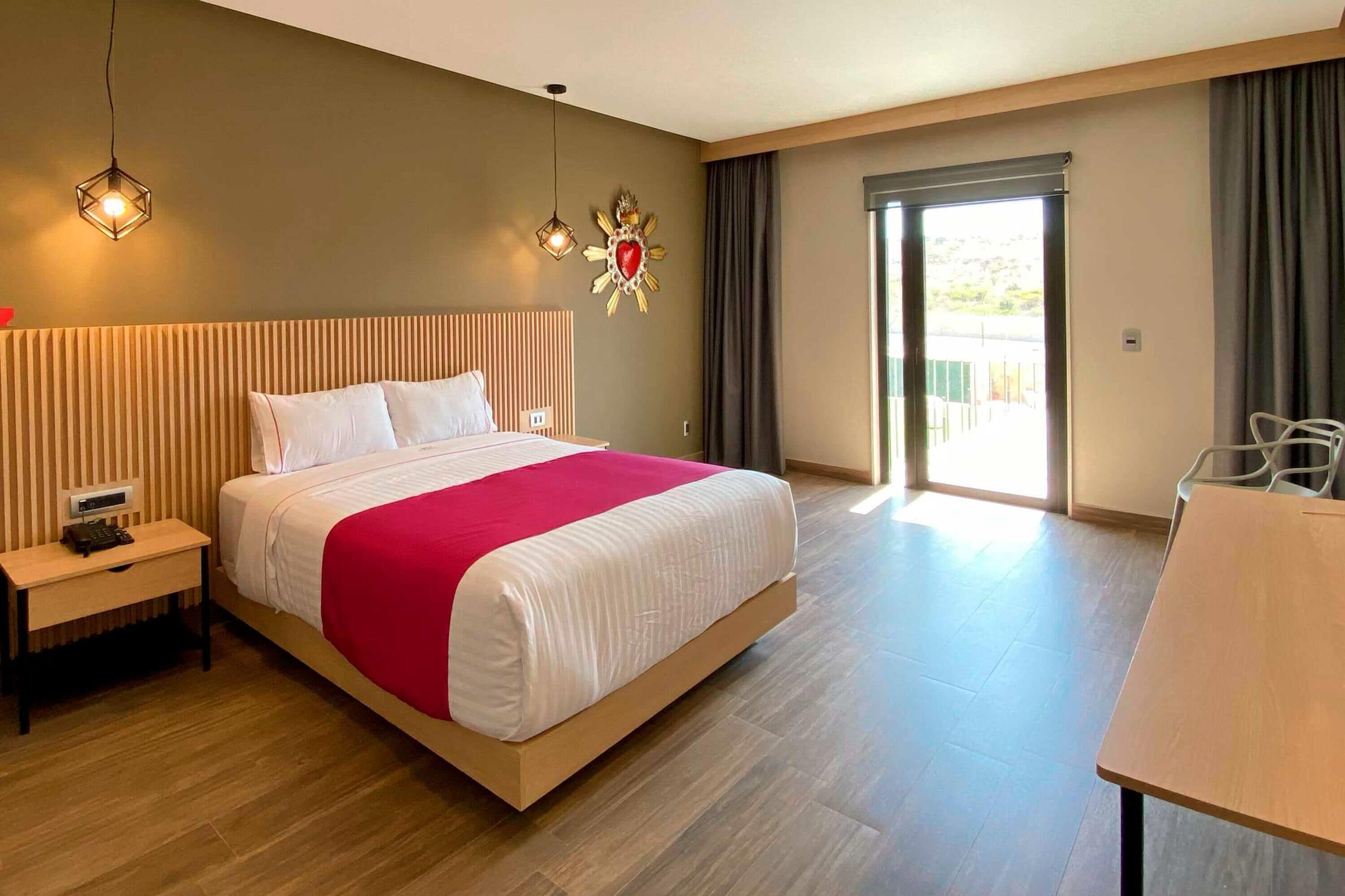 Chambre Standard, 1 grand lit, non-fumeurs | Couette en duvet d'oie, coffres-forts dans les chambres, bureau