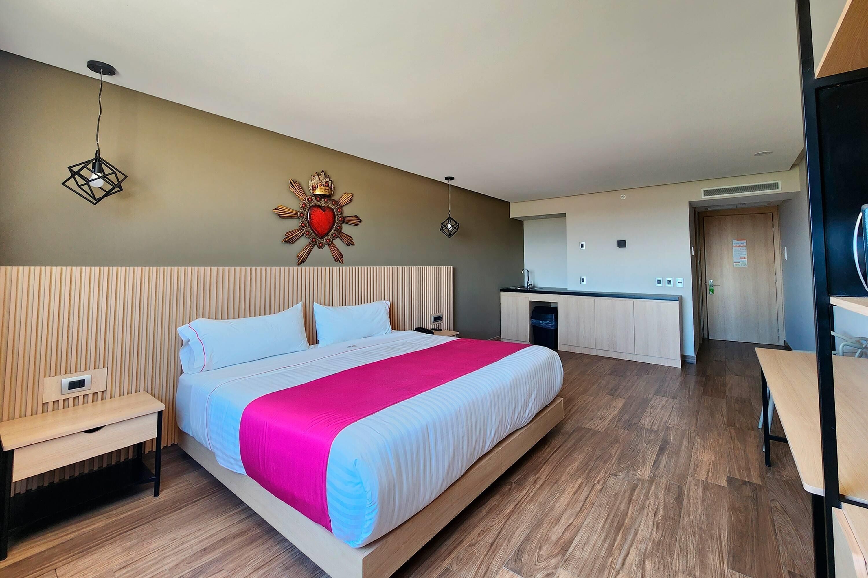 Chambre Standard, 1 très grand lit, non-fumeurs | Couette en duvet d'oie, coffres-forts dans les chambres, bureau