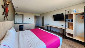 Habitación estándar, 1 cama King size, para no fumadores | Edredón, caja de seguridad en la habitación y escritorio