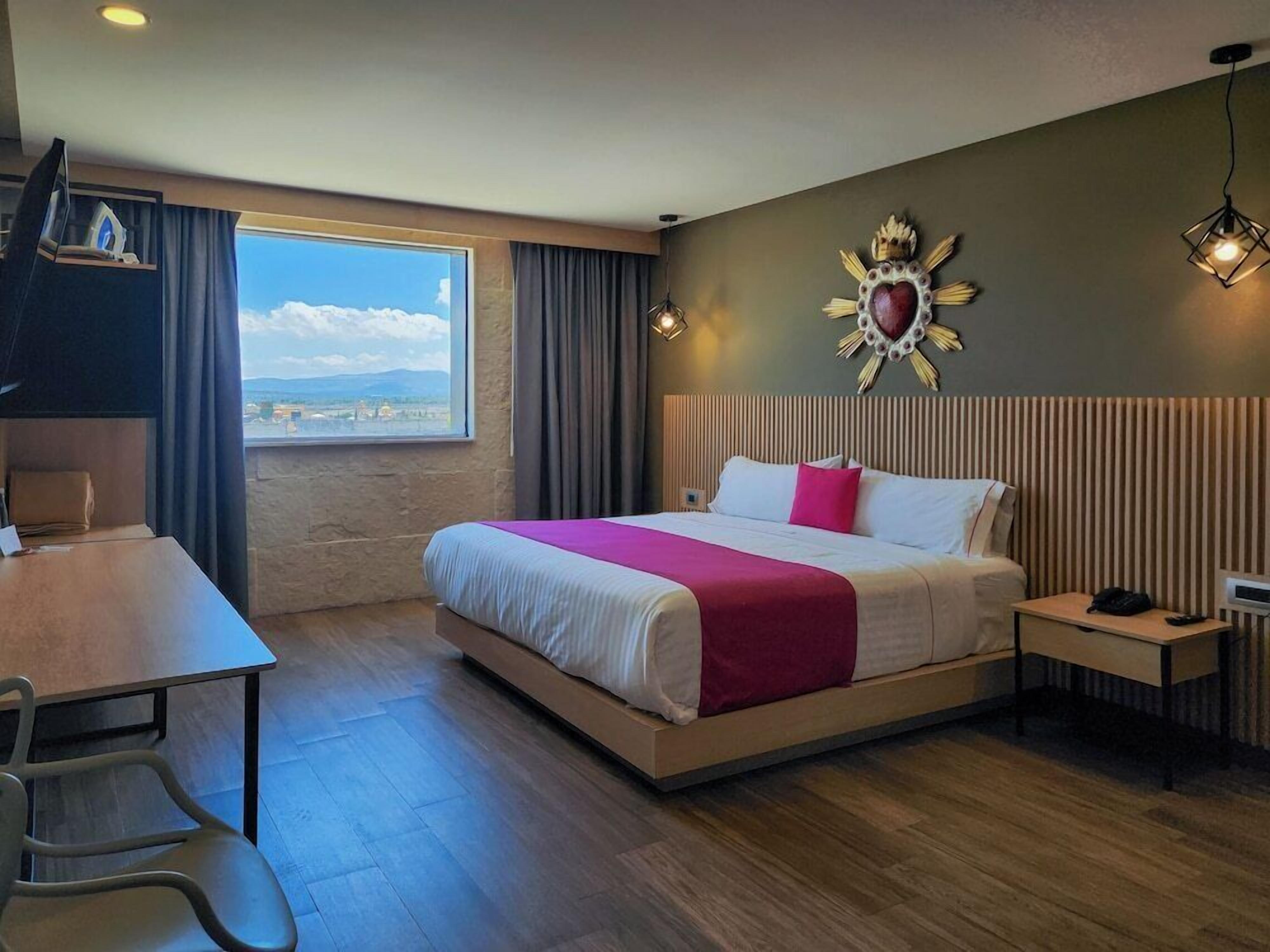 Down comforters, in-room safe, desk, blackout drapes