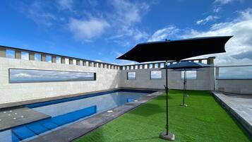 Hồ bơi ngoài trời