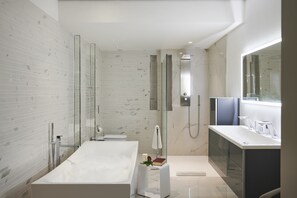 Ensemble douche/baignoire, sèche-cheveux, bidet, serviettes fournies