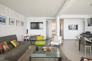 Smart TV, reproductor de DVD, libros y estéreo 