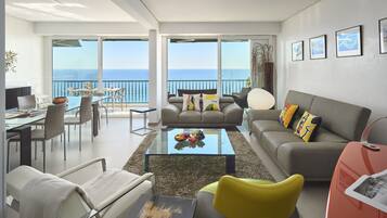 Smart TV, DVD player, books, stereo