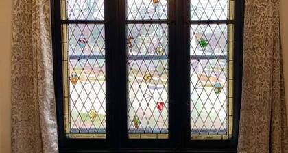 Tudor house stay-In Town Location!