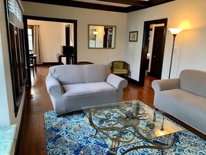 TV - Tudor house stay-In Town Location! (St. Charles)