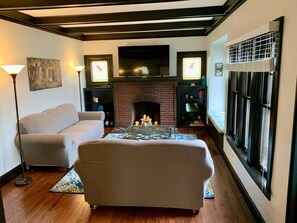 TV - Tudor house stay-In Town Location! (St. Charles)