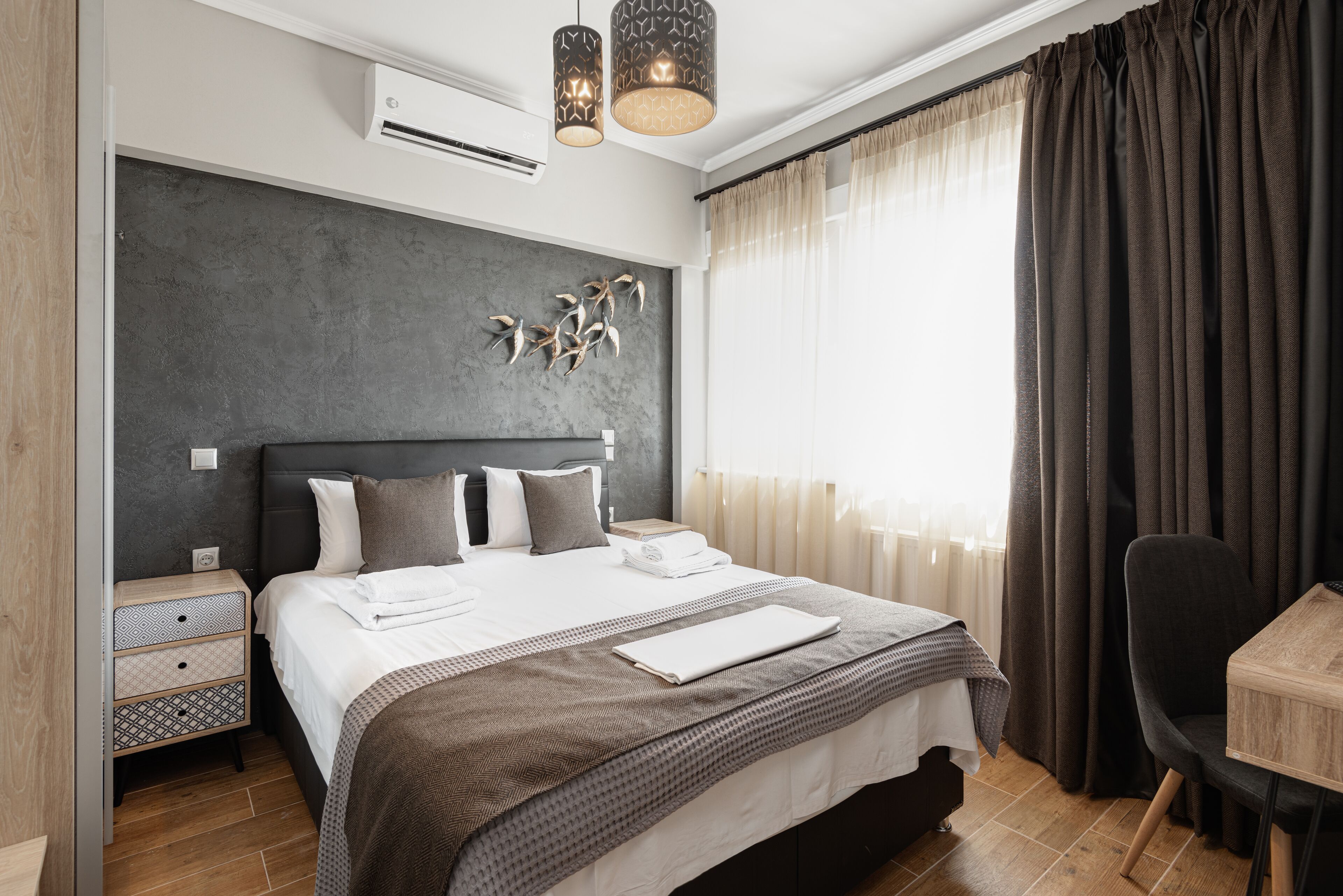 2 間睡房、房內夾萬、書桌、熨斗/熨衫板